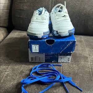 Reebok Kids classics size 2C new with  box Sneakers in White and Blue